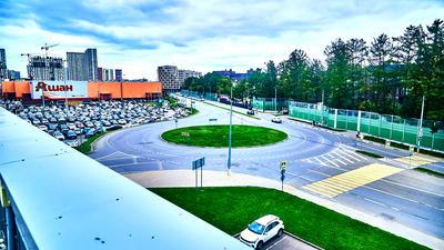 Переполненная уличная парковка у гипермаркета: спрос превышает предложение